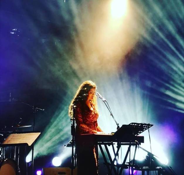 Eleni Era - "Rise Love" : Electro-Folk mit großer Stimme