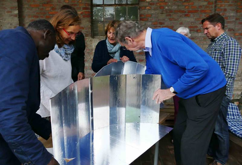 Wie baue ich einen Solarkocher? In unserem Bauworkshop nehmen Sie Ihren eigenen Solar-Kocher aus Upcycling-Materialen mit nach Hause! Melden Sie sich bitte vorher an!