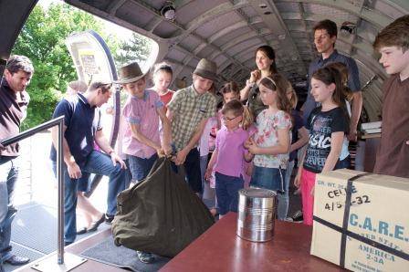 Von Schokoladenfliegern und Spionen. Familienführung mit Bastelworkshop