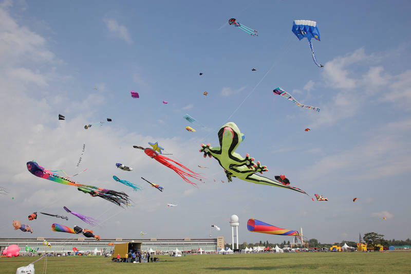 Festival der Riesendrachen auf Tempelhofer Feld mit Feuerwerk & Neuheiten