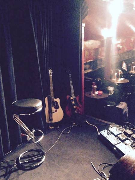 BELMUNDO Unplugged live acoustic/electric guitars, wine & food