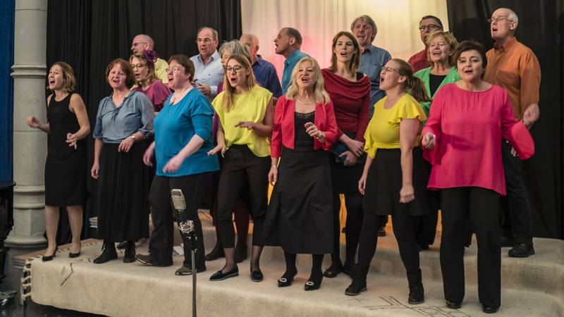 Fröhlicher Chorzauber beim Lucia Weihnachtsmarkt in der Kulturbrauerei