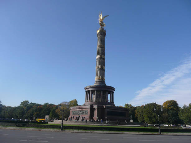 Stadtführung (Nordic) Walking-Tour vom Brandenburger Tor an Spree entlang zur Goldelse und durch den Tiergarten zum Potsdamer Platz