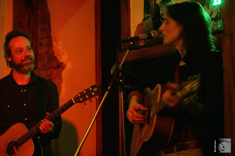 Akeli live in der Blume
