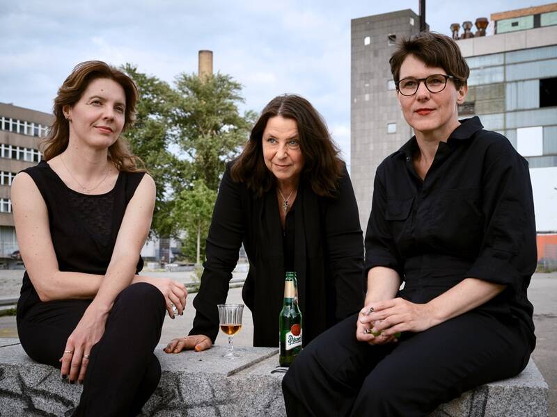 Drei ostdeutsche Frauen betrinken sich und gründen den idealen Staat: Szenische Lesung mit Annett Gröschner, Peggy Mädler und Wenke Seemann