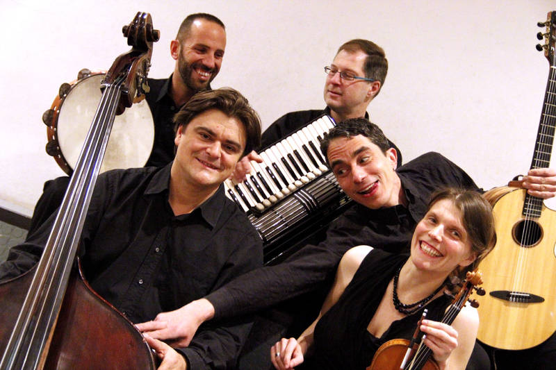 Gusti Djus Orkestar in der Blume