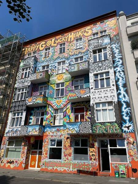 Happy Go Lucky Hausfassade