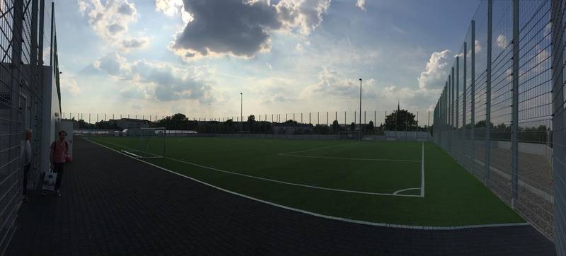 aaaviary sound field: Musikinstallation und Fußballplatz auf einem Dach