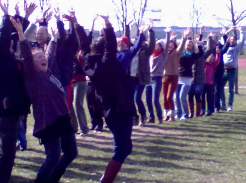 Public Laughing - Lachen im Park - Wellness und Gesundheit durch Lachyoga an frischer Luft