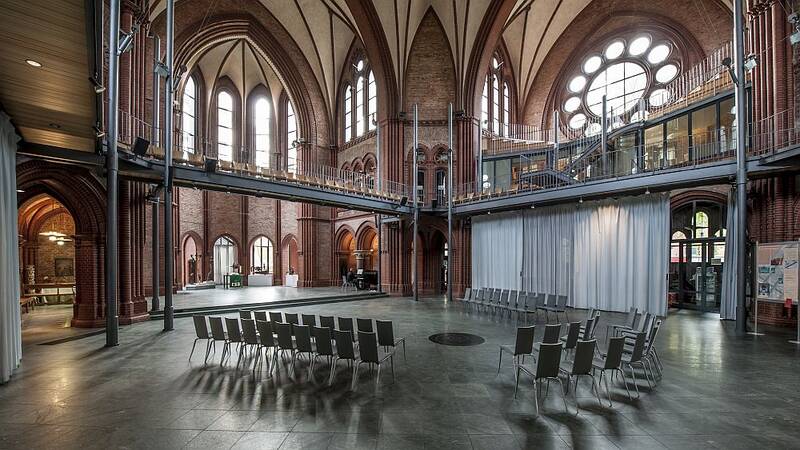 Führung in der Heilig-Kreuz-Kirche am Blücherplatz in Kreuzberg am Tag des offenen Denkmals
