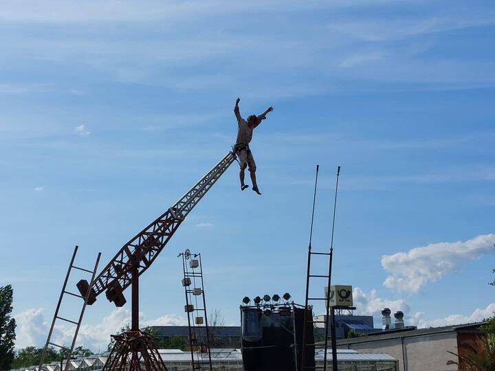 Ikarus von Schaubude fliegt über Malzfarbrik 
