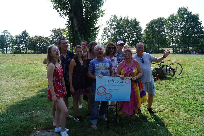 Lachend durch den Sommer - Lachyoga auf dem Tempelhofer Feld - Lebensfreude pur