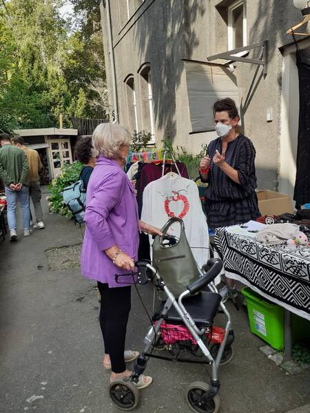 Flohmarkt in Weddinger Inspector Villa mit Verschenke-Ecke