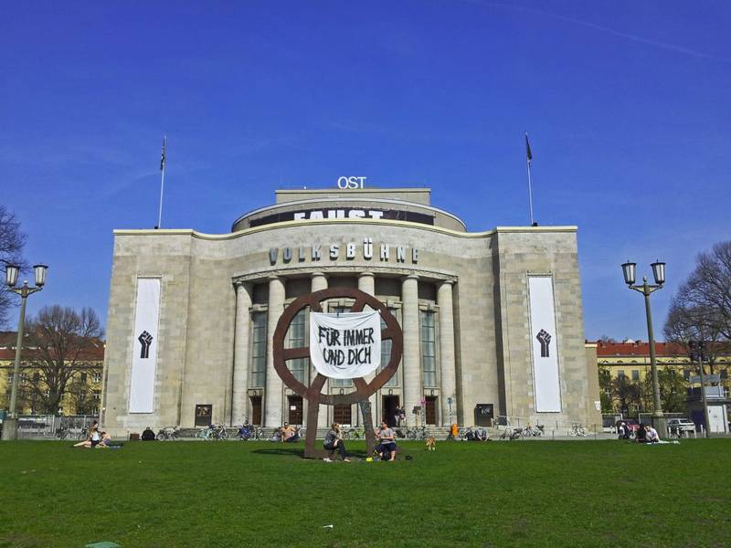 Straßenfest vor der Volksbühne am Rosa-Luxemburg-Platz