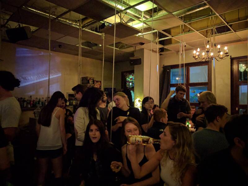 Halunke Standup Comedy Open Mic Show auf Deutsch