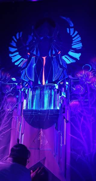 Passing through time: UV-Licht Ausstellung mit Ambient DJs