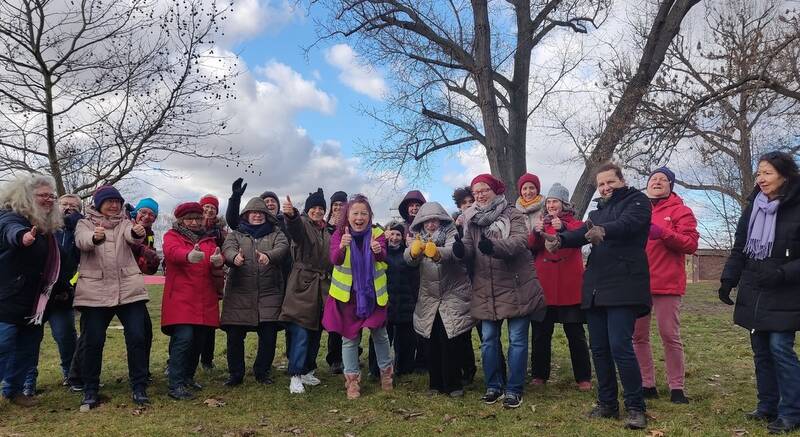 Osterlachen (Lachyoga) auf dem Tempelhofer Feld