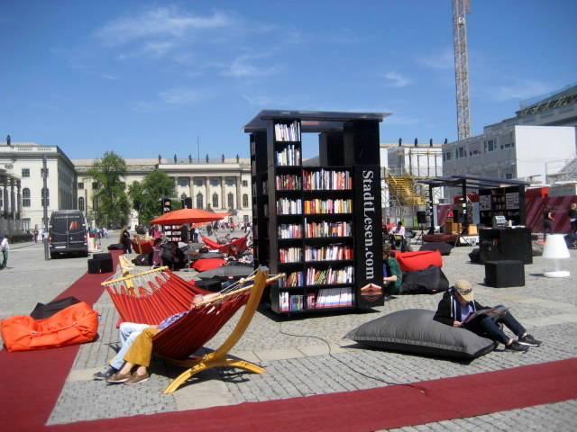 StadtLesen: Open-Air-Lesewohnzimmer Bebelplatz