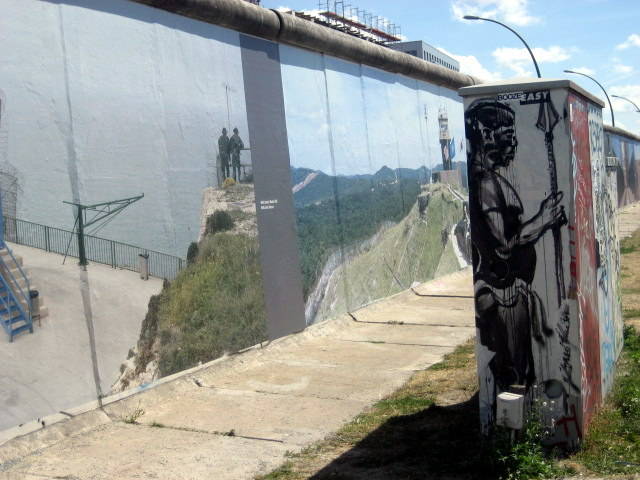 Wall on Wall: Westside Gallery auf Eastside Gallery