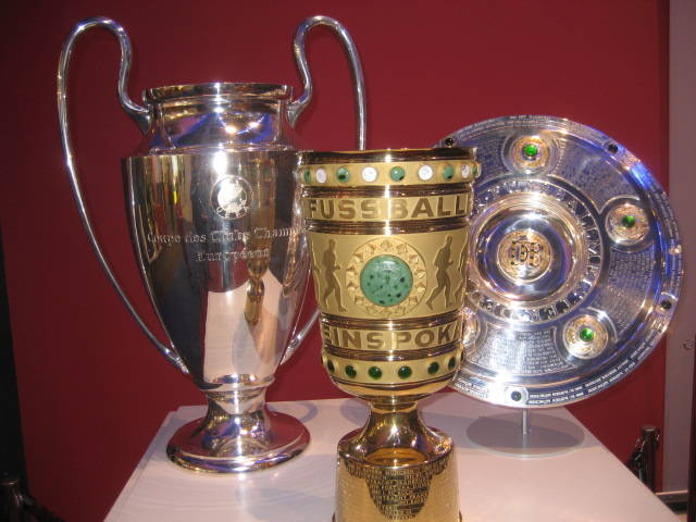 Original DFB Pokal + Champions League Pokal im Roten Rathaus ausgestellt