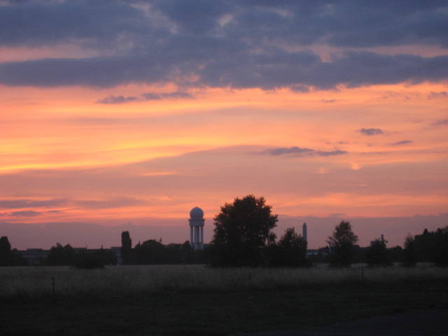 Feldkino - Mobiles Freiluftkino auf Tempelhofer Feld