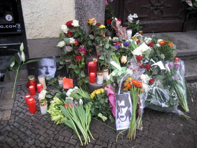 Enthüllung Gedenktafel vor David Bowies Haus in Hauptstraße