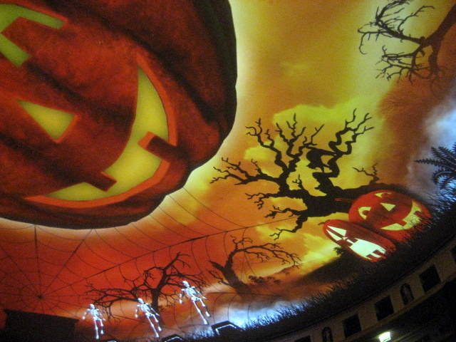 360-Grad-Halloween-Projektionen auf Panoramahimmel im 'Schloss'