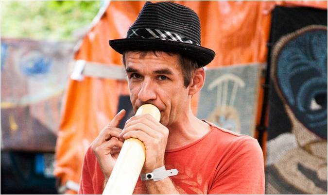 Didgeridoo-Virtuose Marc Miethe live bei 48 Stunden Neukölln