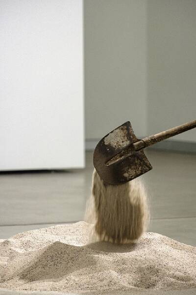 Performance von Sophie Innmann:  Who can afford to be an art worker? About invisible labour in former GDR and today’s FRG (Di - Sa)
