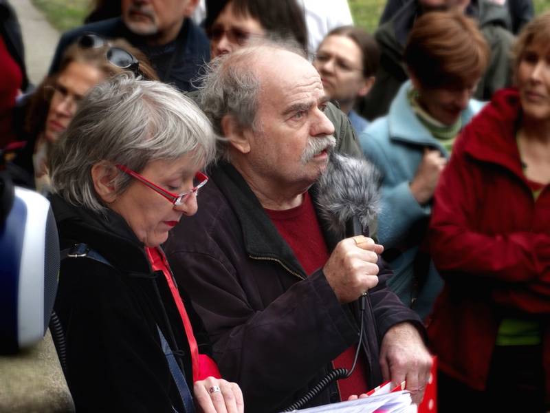 Kulturhistorische Führung  über den Alten St.-Matthäus-Kirchhof mit Sibylle Nägele und Joy Markert