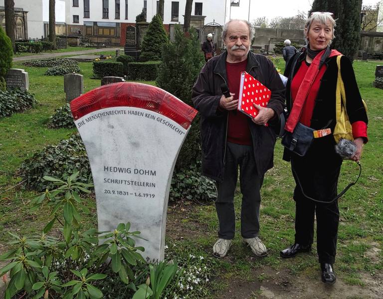 Kulturhistorische Führung über den Alten St.-Matthäus-Kirchhof Mit Sibylle Nägele und  Joy Markert