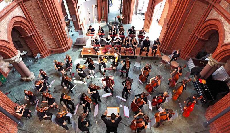 Jugendorchester Charlottenburg spielt Werke von Schostakowitsch und Arutjunjan in der Heilig-Kreuz-Kirche