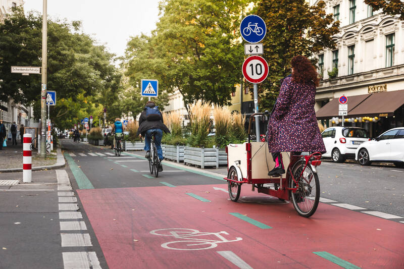 Spurensuche durch Friedrichshain-Kreuzberg: mit dem (E-)Bike vom May-Ayim Ufer bis zu Fair Fashion