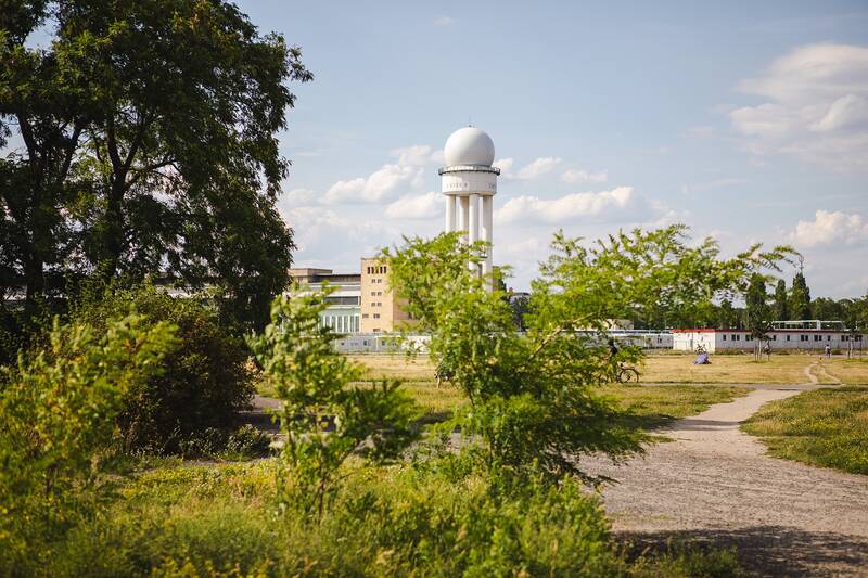 Transformation des Tempelhofer Feldes vom Flughafen zu Berlins größtem Freiraum - Fahrrad-Tour