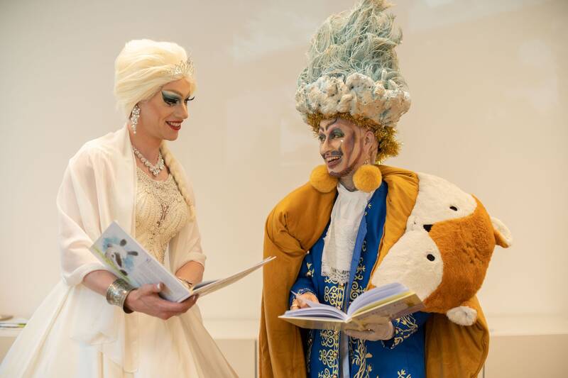 "Wir lesen euch die Welt, wie sie euch gefällt!" - Drag-Lesung in der Ingeborg-Drewitz-Bibliothek in Steglitz