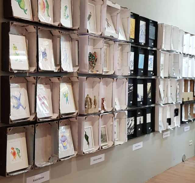 Kunst im Karton im Wedding - Meisterstücke im Kleinformat zu erschwinglichen Preisen 