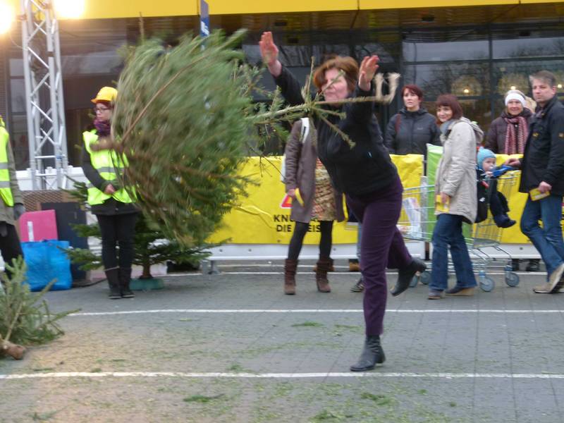 Weihnachtsbaumwerfen Weihnachtsbaumweitwurf-Meisterschaften