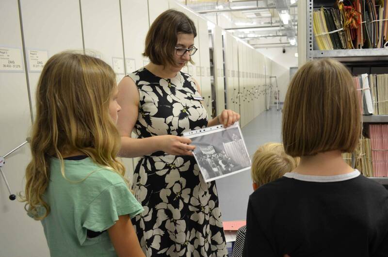 Wie kommen die Akten ins Archiv? - Familienführung in der Ausstellung Einblick ins Geheime 