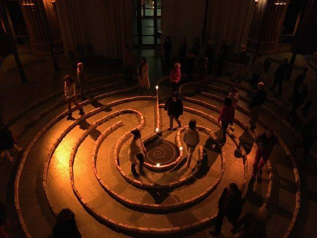 Stille Wochen am und im begehbaren Labyrinth in der Heilig-Kreuz-Kirche