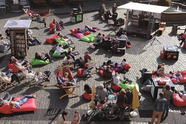 StadtLesen – Open Air Lese-Wohnzimmer auf Bebelplatz