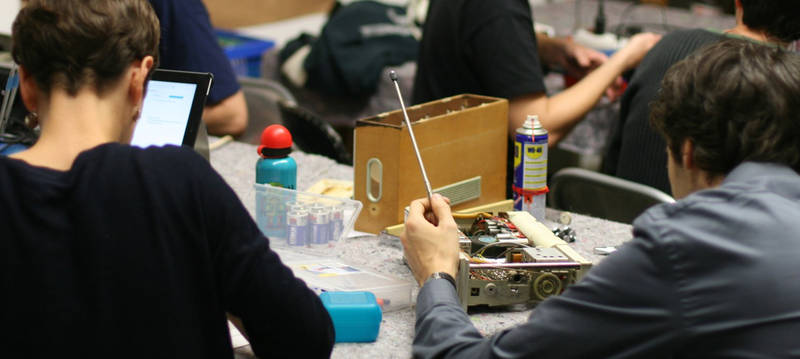 Repair Café mit Kunst-Stoffe 