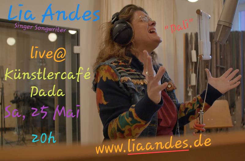 LIA ANDES: Gesang und Klavier