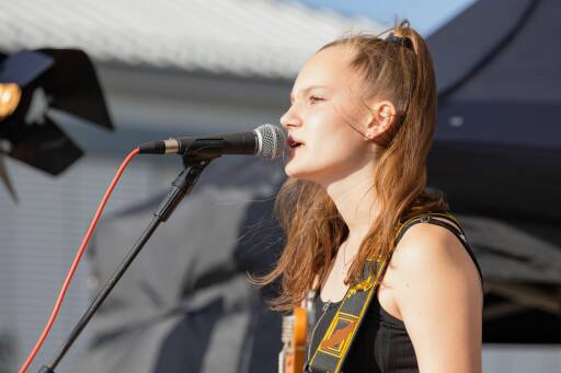 11-18 Uhr Offenes Atelier, 15 Uhr life Musik: Lina Marie in Hofgalerie, Storytelling 