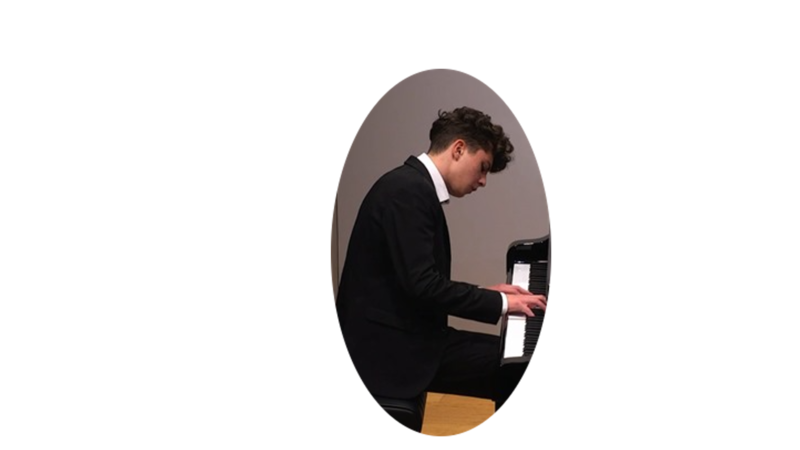 Luca Avram und ein Klavier