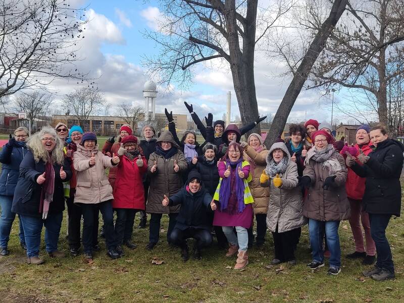 Lachend durch den Frühling - Lachyoga auf dem Tempelhofer Feld