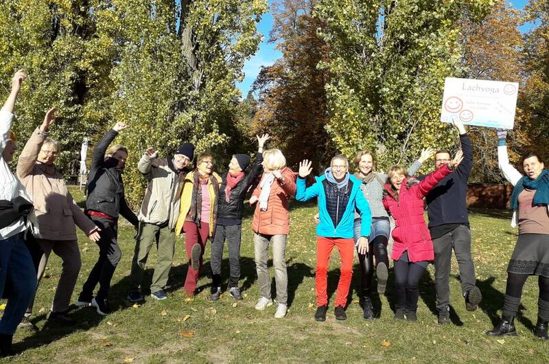 Lachend in den Sommer - Lachyoga auf dem Tempelhofer Feld