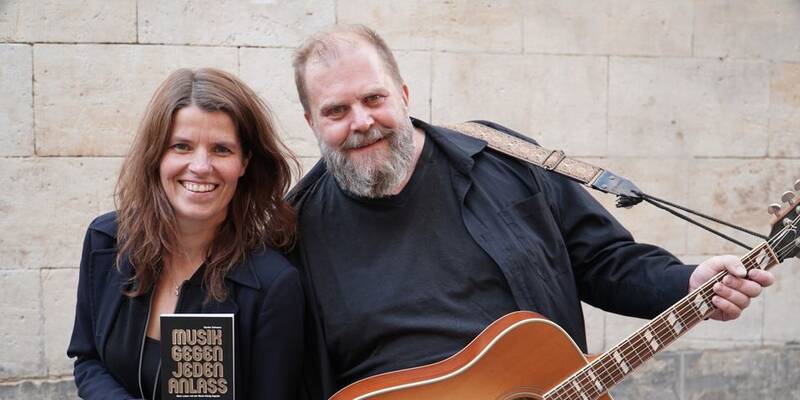 Ein Abend auf den Spuren der "Maria König Kapelle" - Lesekonzert mit großen Hits im Akustikduo