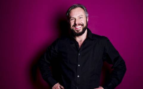 Trans Mensch singt und erzählt über sein Leben im Sonntagsclub