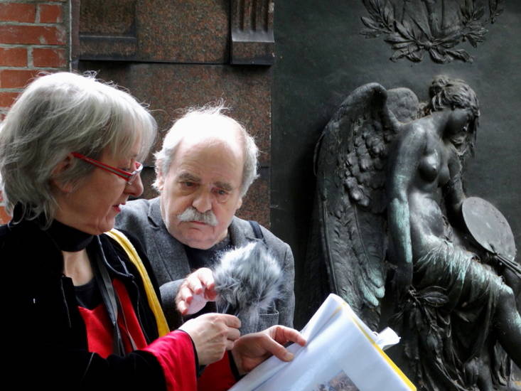 Kulturhistorische Führung über den Alten Zwölf-Apostel-Kirchhof mit Sibylle Nägele und Joy Markert