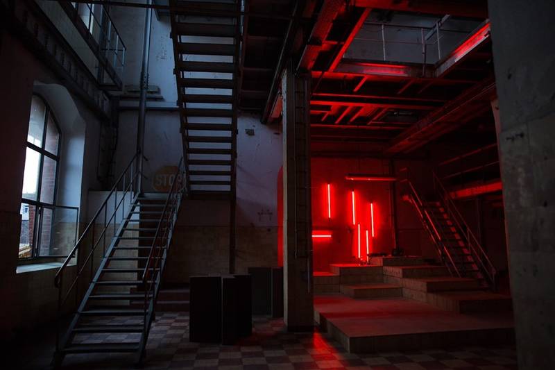 Immersive Experience on Uncertainty and Humor